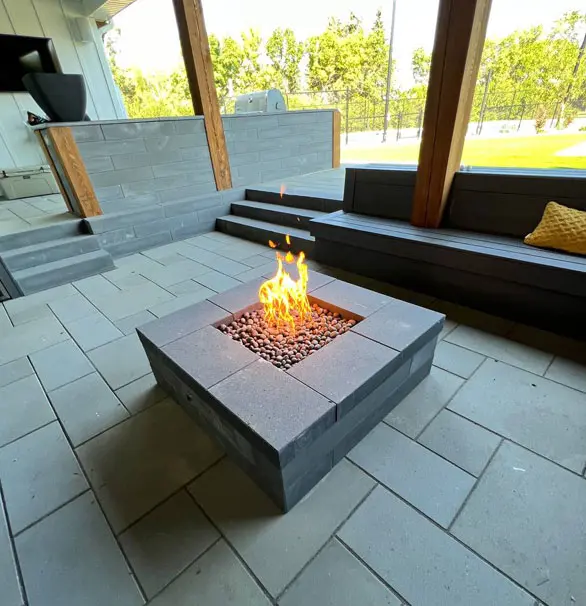 A fire pit in the middle of an outdoor living room.